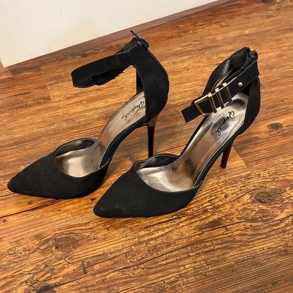 Chic Black Women's Heels - Picture 2 of 5